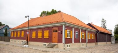 Austras Raksti Dzīvesziņas un arodu sētā – latvisko tradīciju pasaule