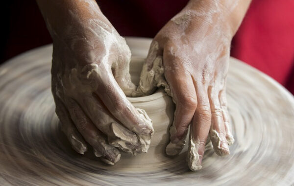 māls, keramika, keramikas darbnīca, keramikas nodarbība, bērniem, ģimenei, ekskursija, dāvana, dāvanu karte, visai ģimenei, labs, laba, darbošanās, ar mālu, uzņēmumiem, kolektīvs, kolektīva izklaide, ekskursija visai ģimenei, vidzemes podnieki, Ingrīda, Žagata, cepļi, melnā keramika, pašu gatavots, paštaisīts,