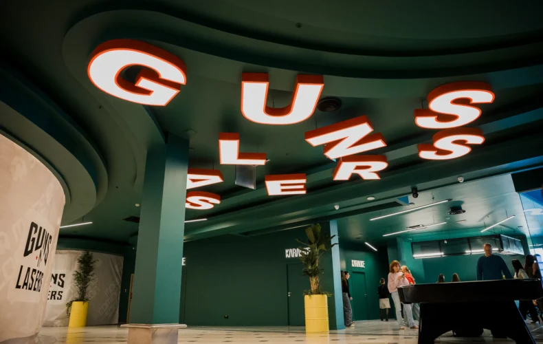 gunsnlasers-karaoke-istabas-002