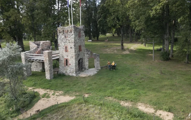 kurmenes-baznica-un-muizas-komplekss-003